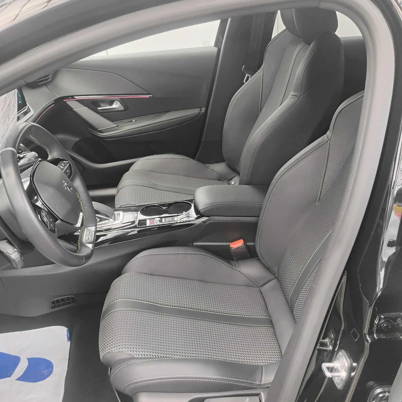 Peugeot 208 - Zdjęcie 25