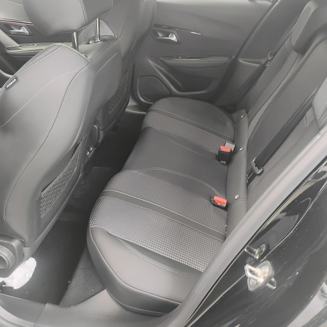 Peugeot 208 - Zdjęcie 26