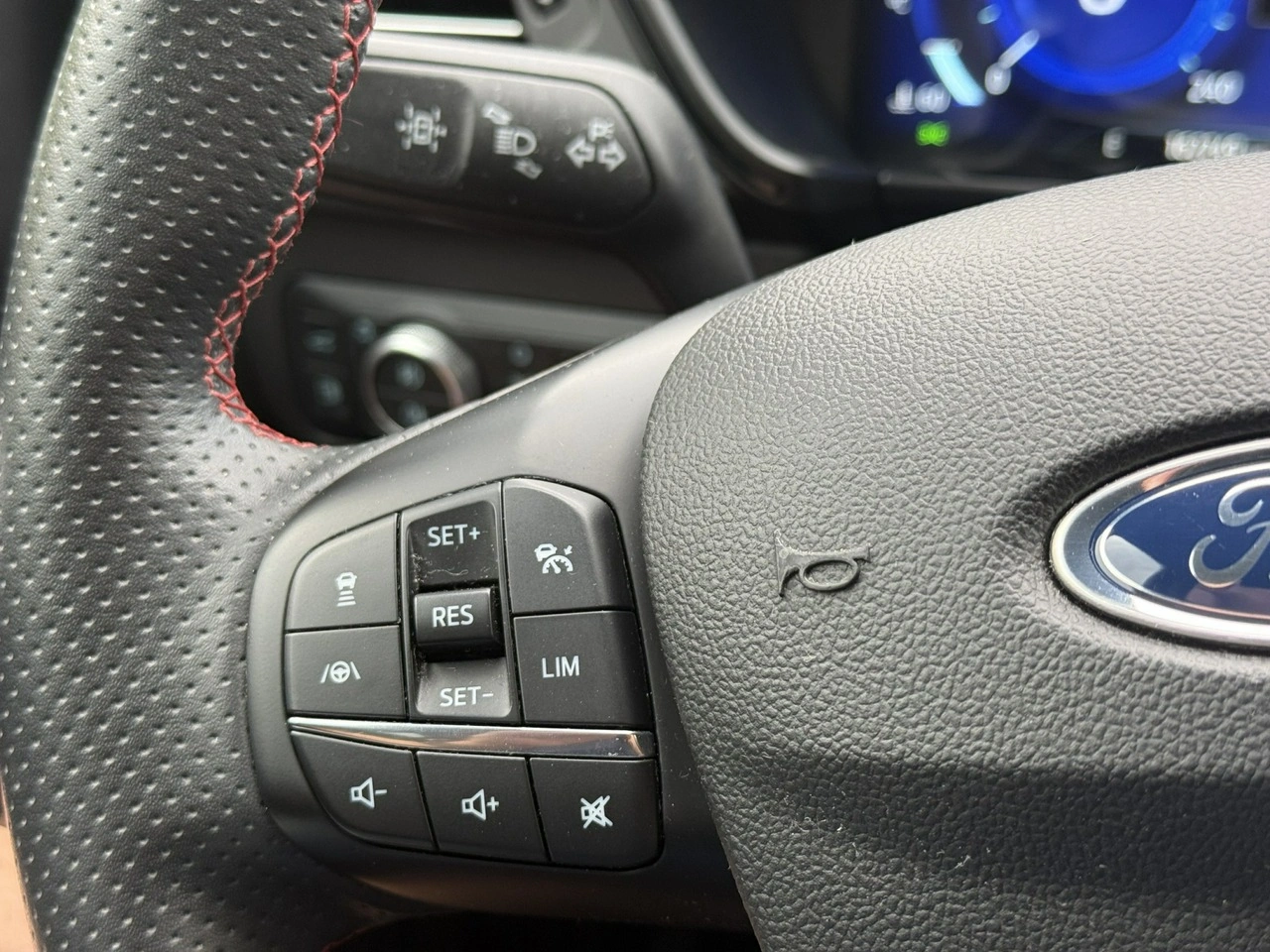 Ford Kuga - Zdjęcie 25