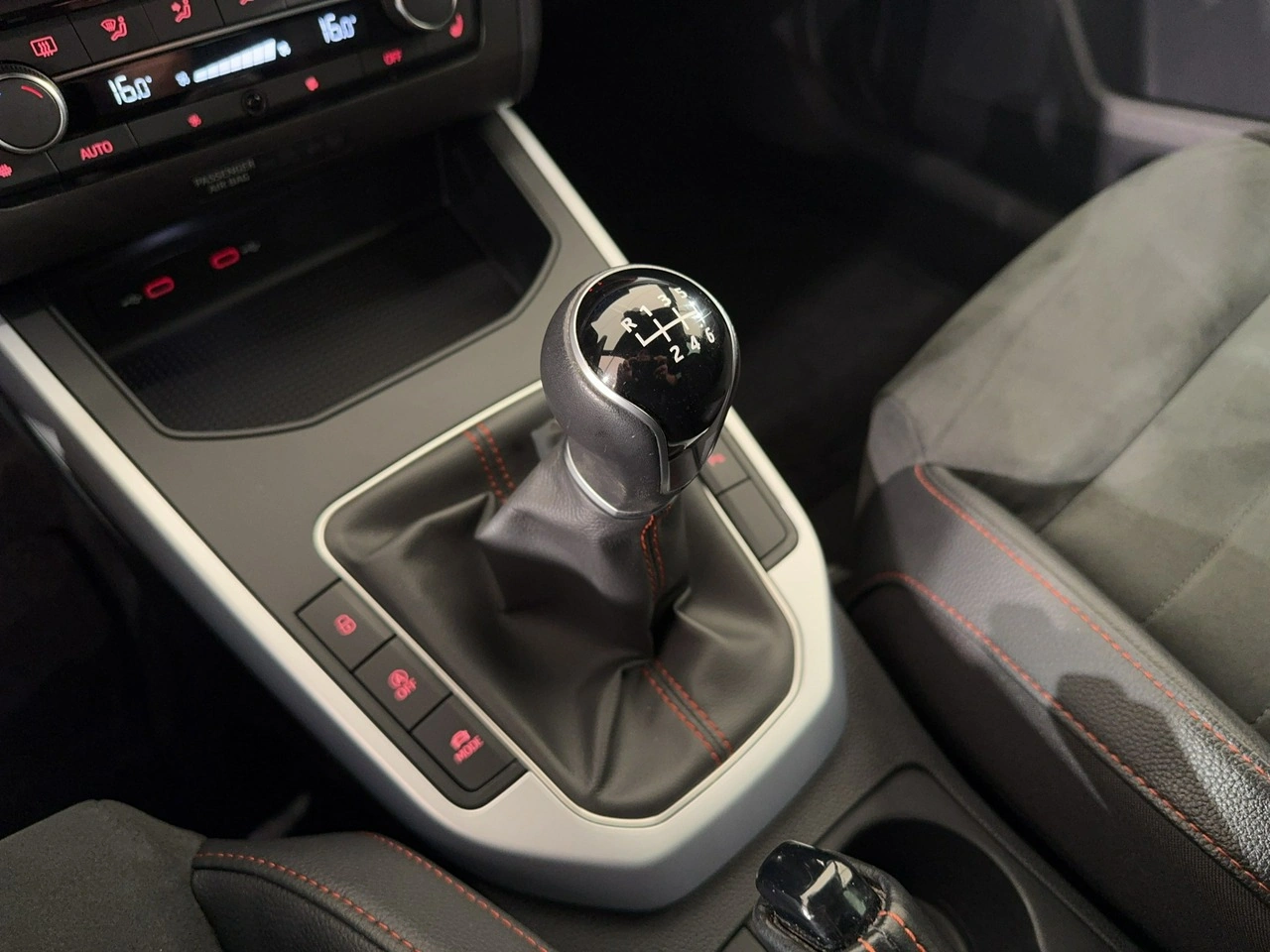 Seat Arona - Zdjęcie 21