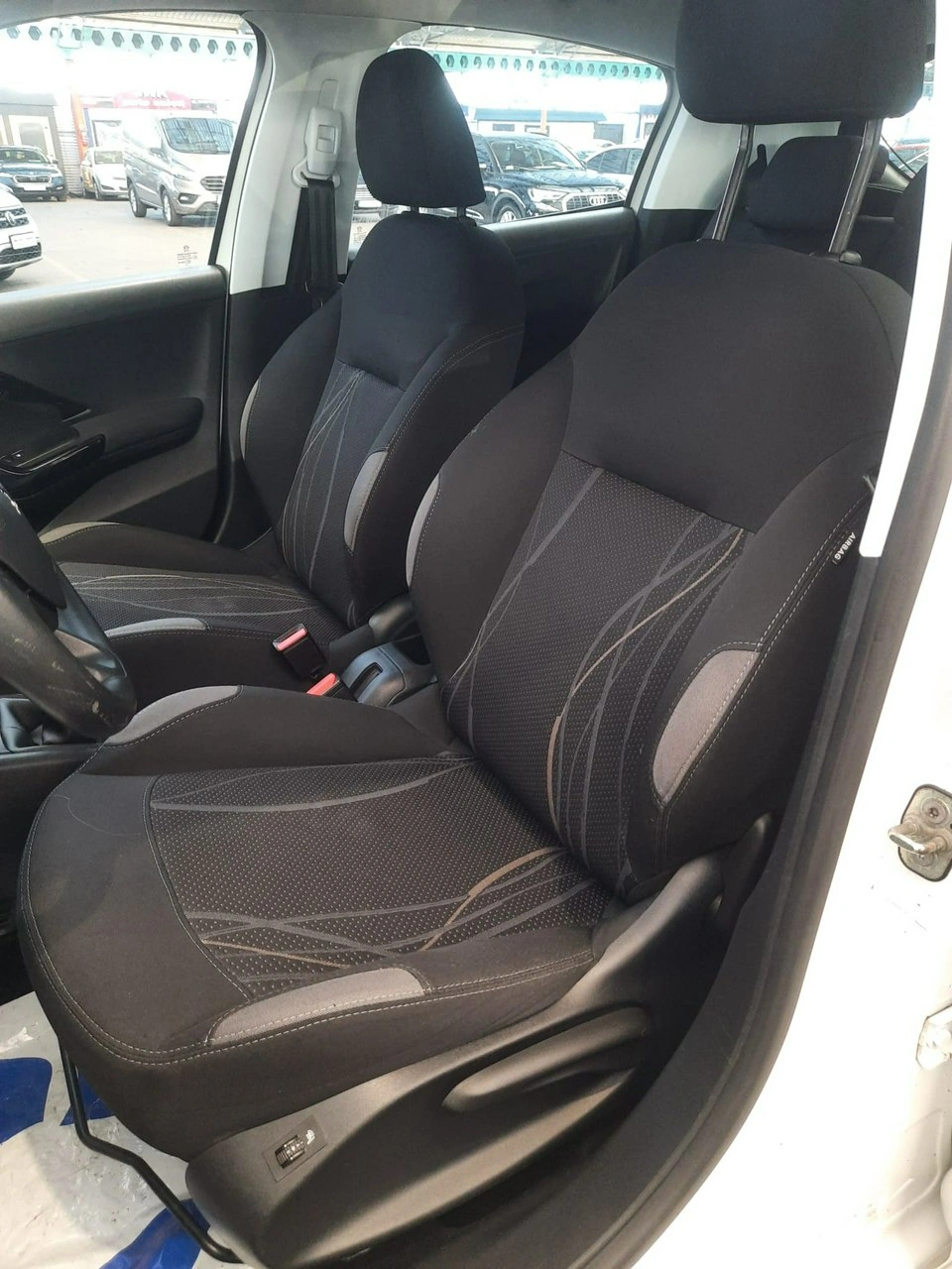 Peugeot 208 - Zdjęcie 26