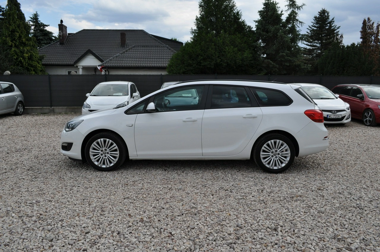Opel Astra Sports Tourer - Zdjęcie 9