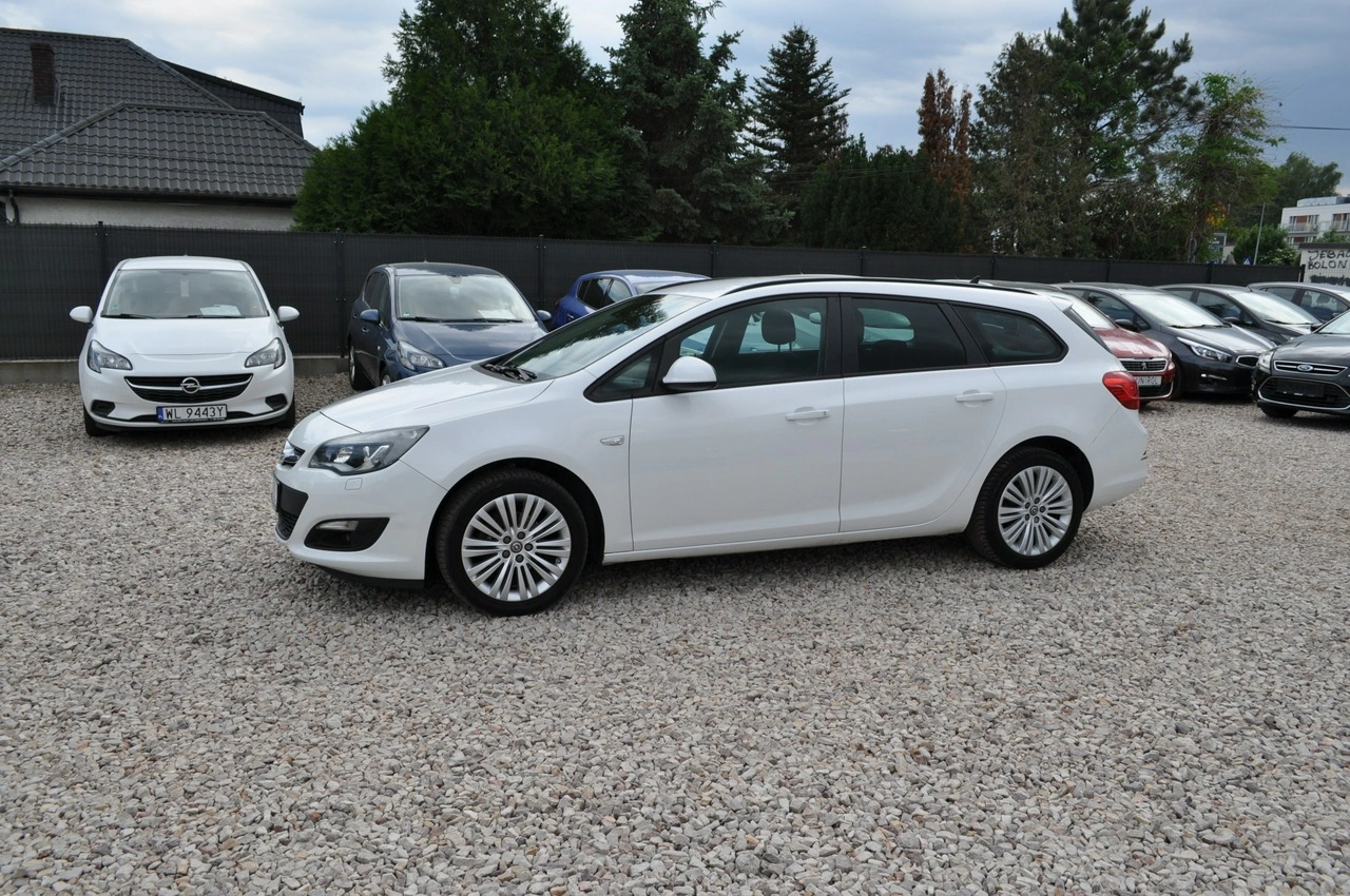 Opel Astra Sports Tourer - Zdjęcie 10