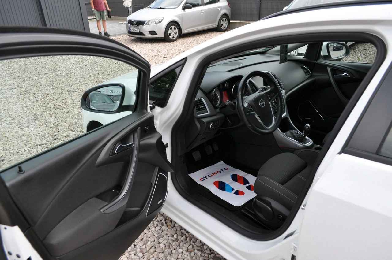 Opel Astra Sports Tourer - Zdjęcie 11