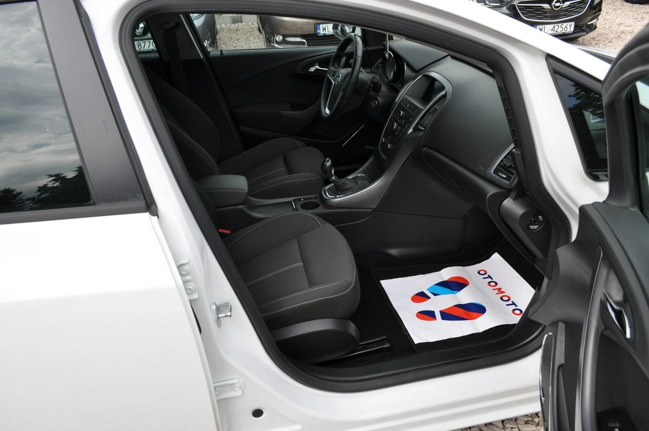 Opel Astra Sports Tourer - Zdjęcie 14