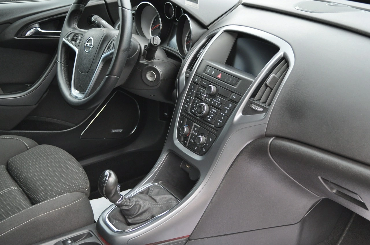 Opel Astra Sports Tourer - Zdjęcie 15
