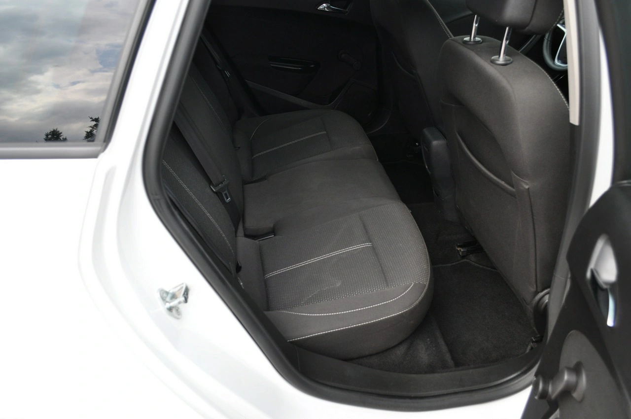 Opel Astra Sports Tourer - Zdjęcie 17