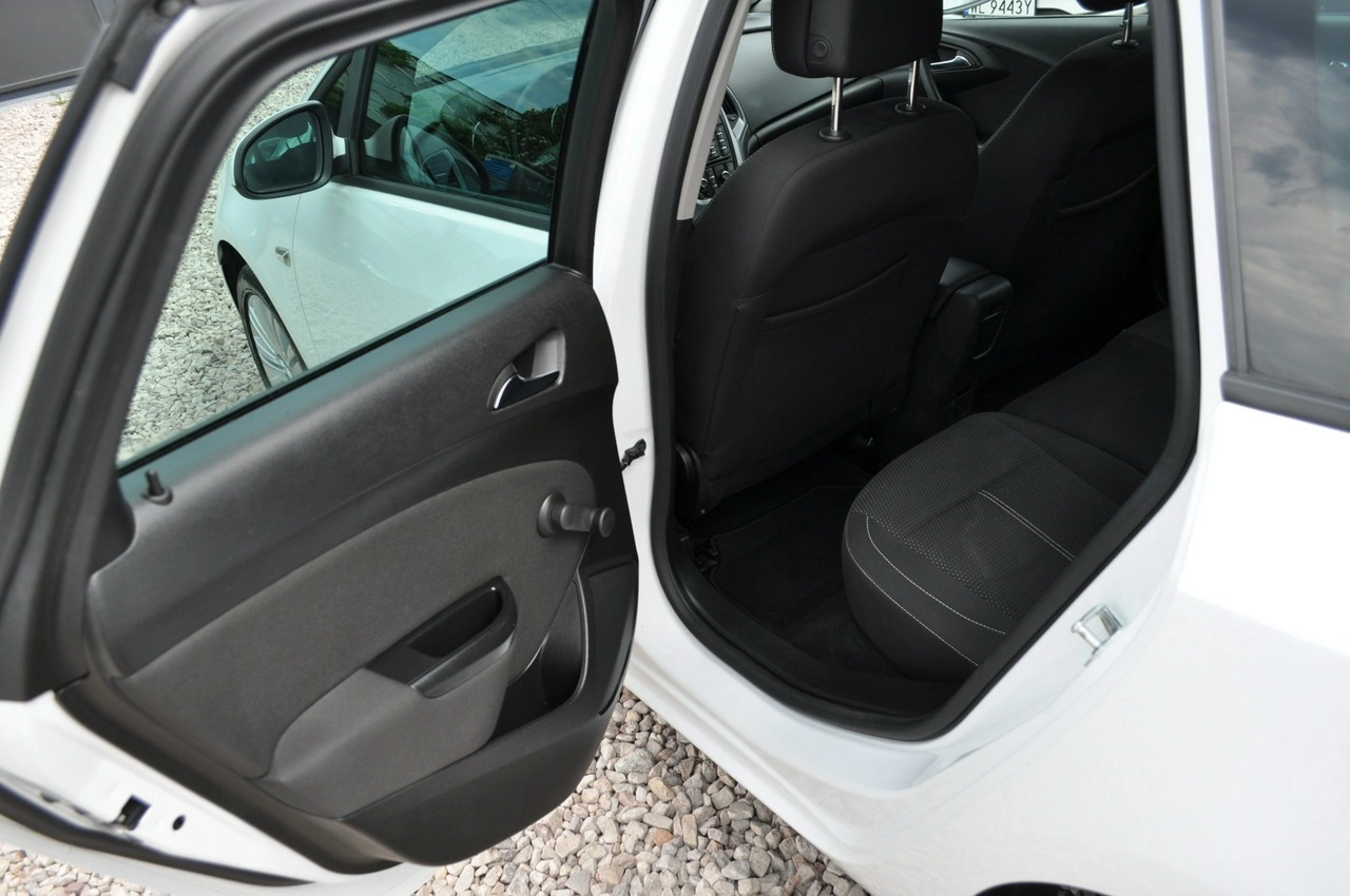 Opel Astra Sports Tourer - Zdjęcie 18