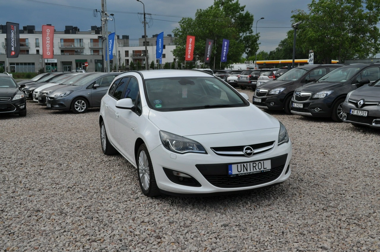 Opel Astra Sports Tourer - Zdjęcie 2