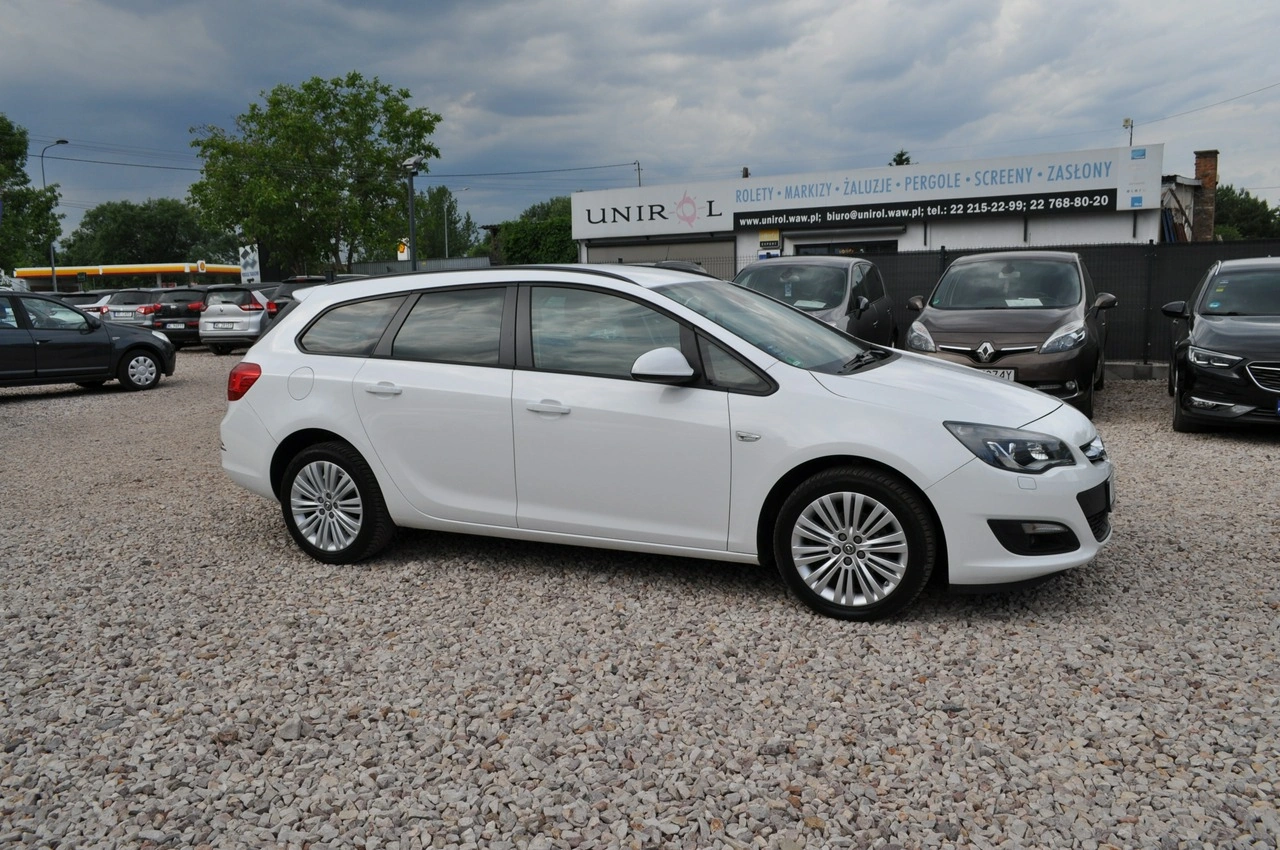 Opel Astra Sports Tourer - Zdjęcie 3