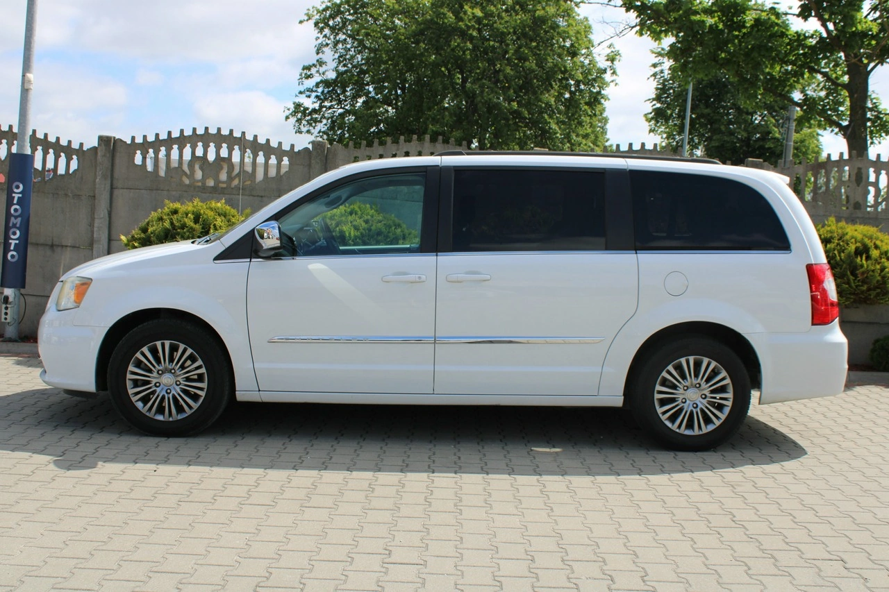 Chrysler Town & Country - Zdjęcie 9