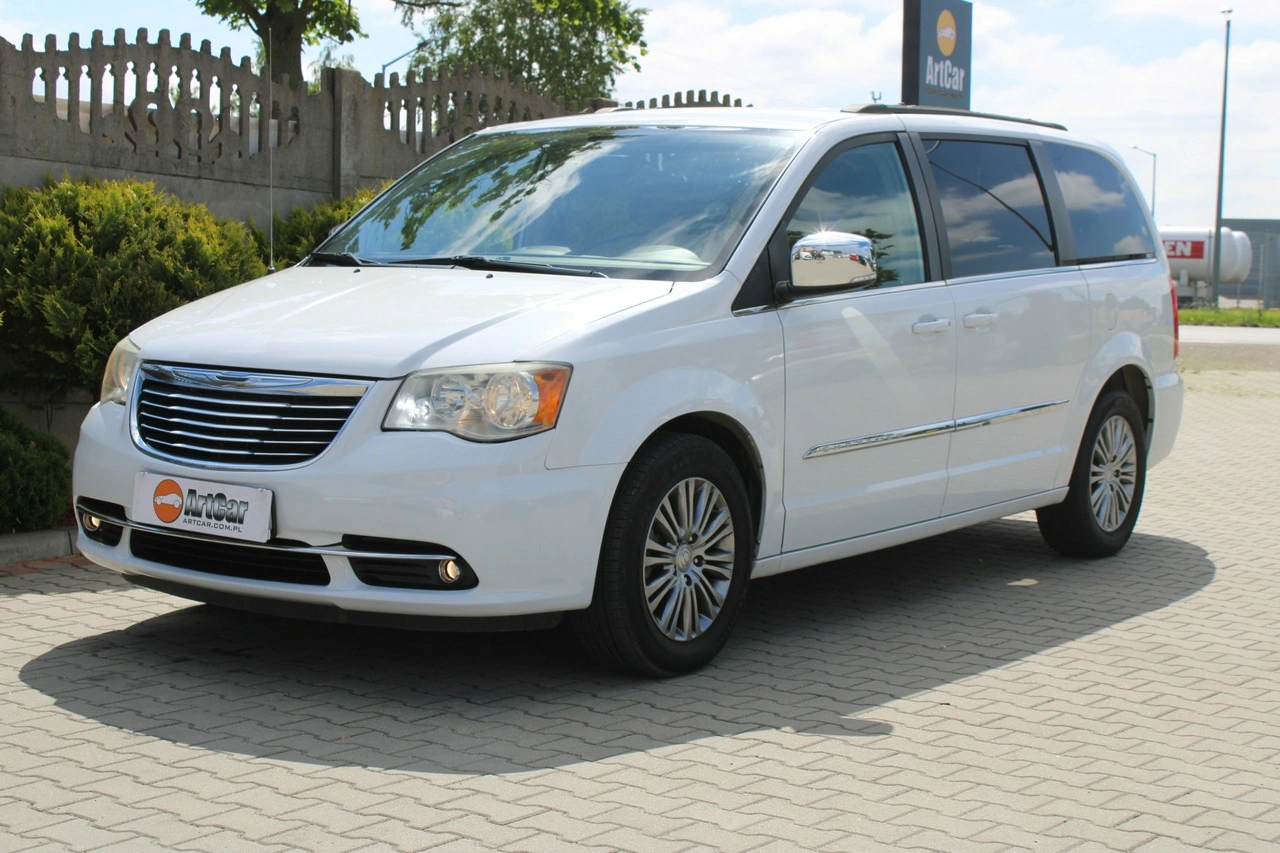 Chrysler Town & Country - Zdjęcie 12