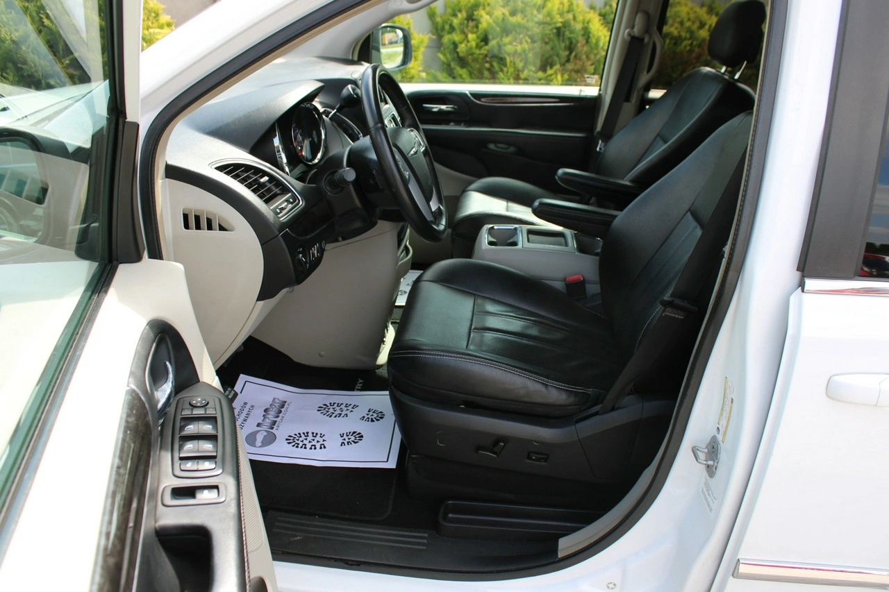 Chrysler Town & Country - Zdjęcie 16