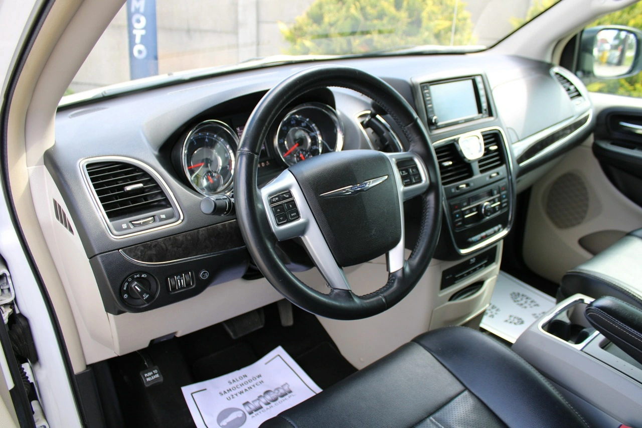 Chrysler Town & Country - Zdjęcie 17