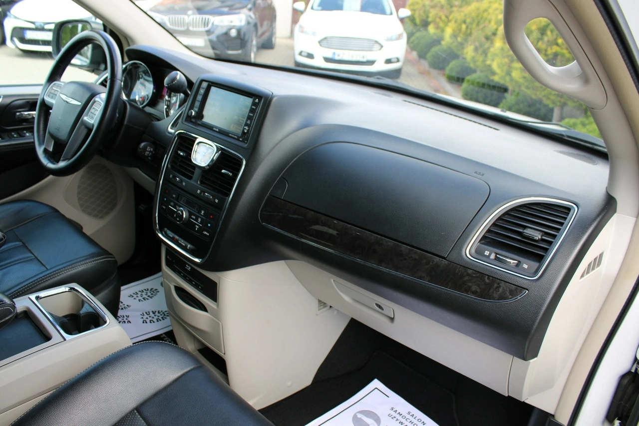 Chrysler Town & Country - Zdjęcie 24