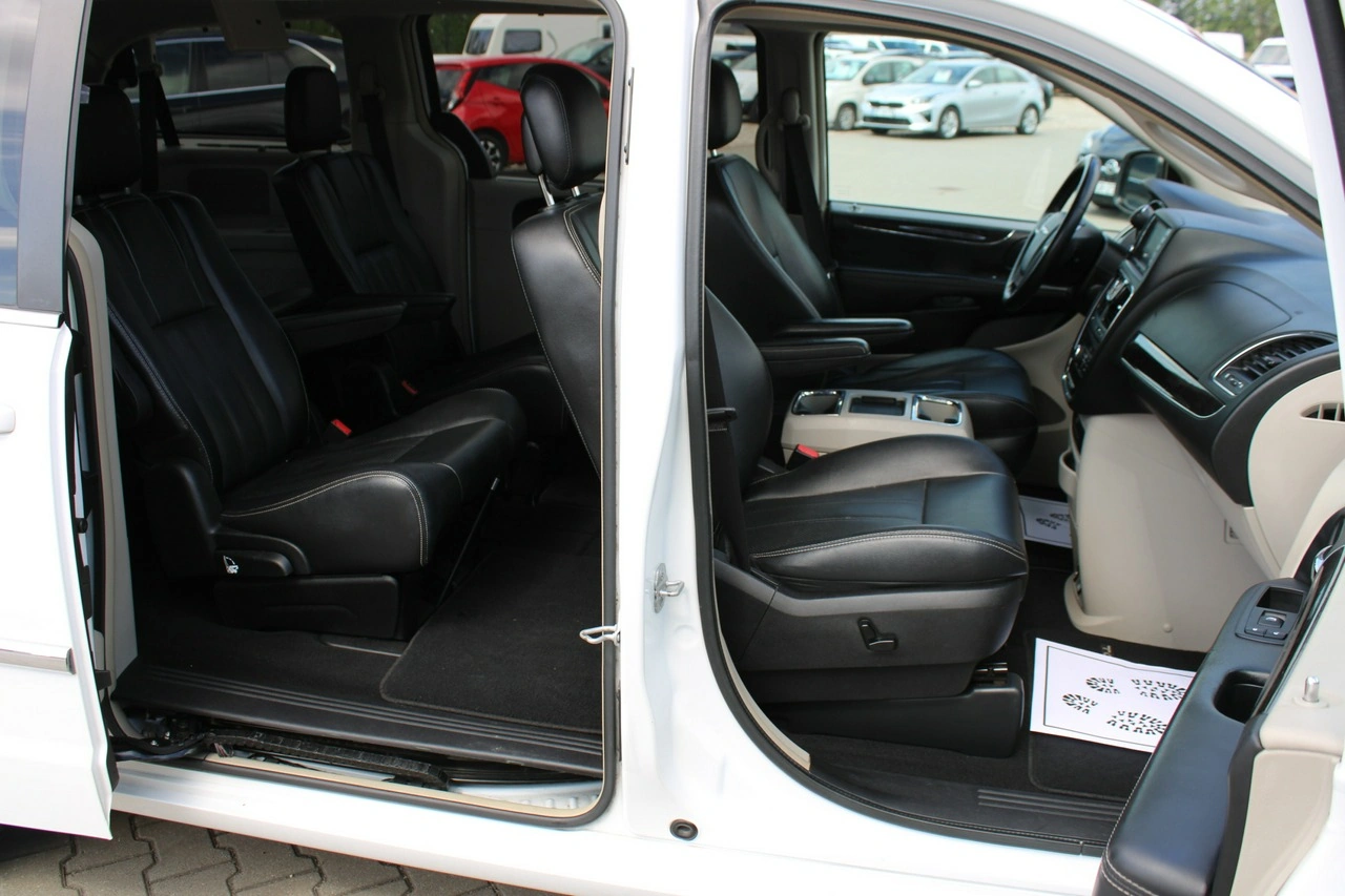 Chrysler Town & Country - Zdjęcie 25