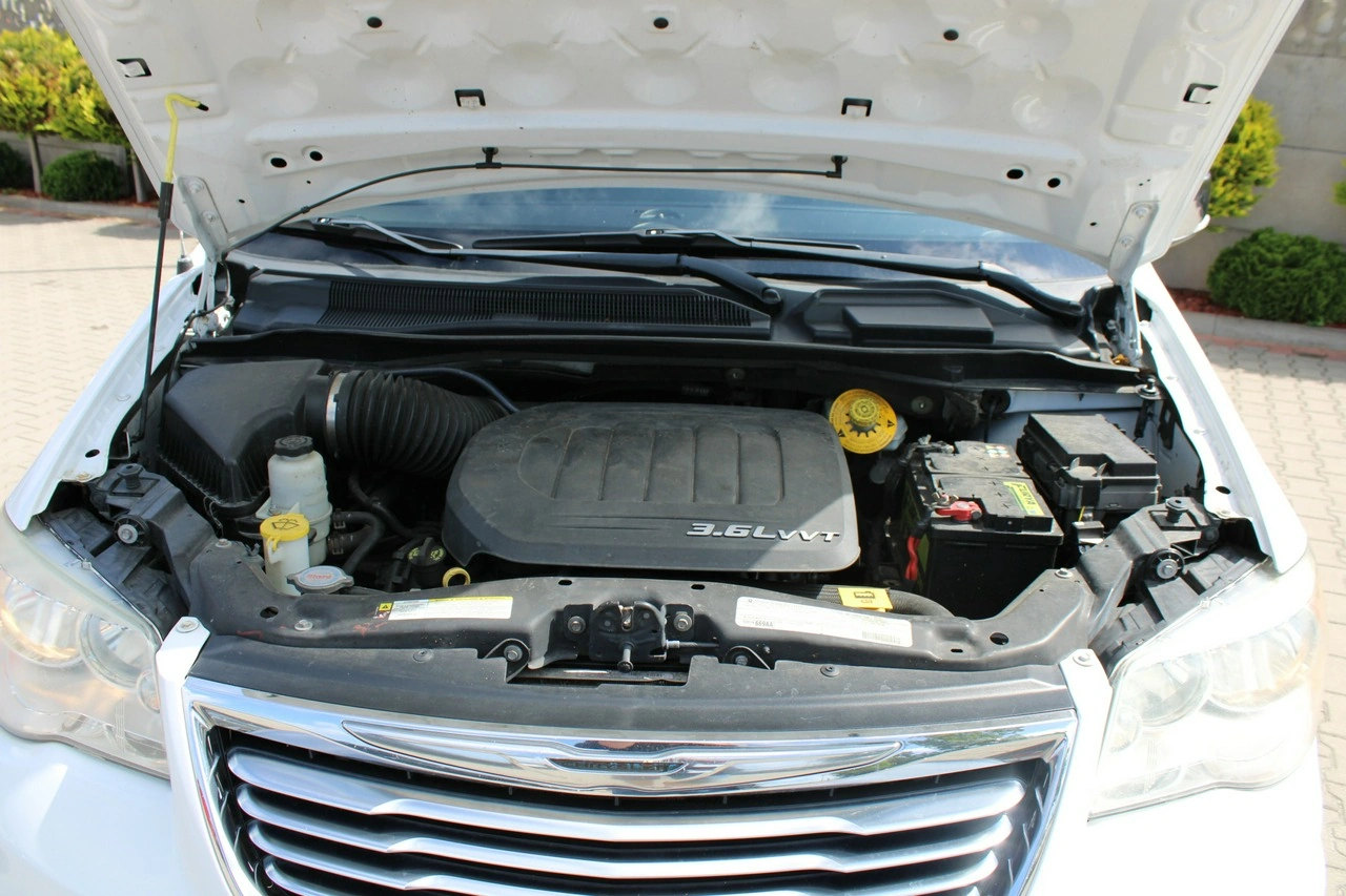 Chrysler Town & Country - Zdjęcie 32
