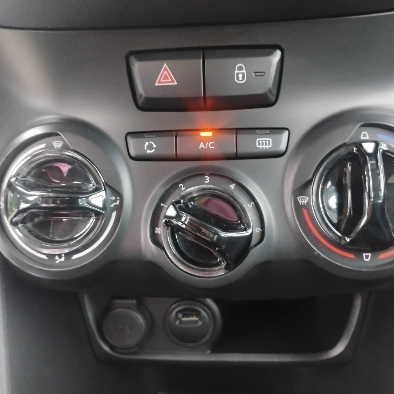 Peugeot 208 - Zdjęcie 12