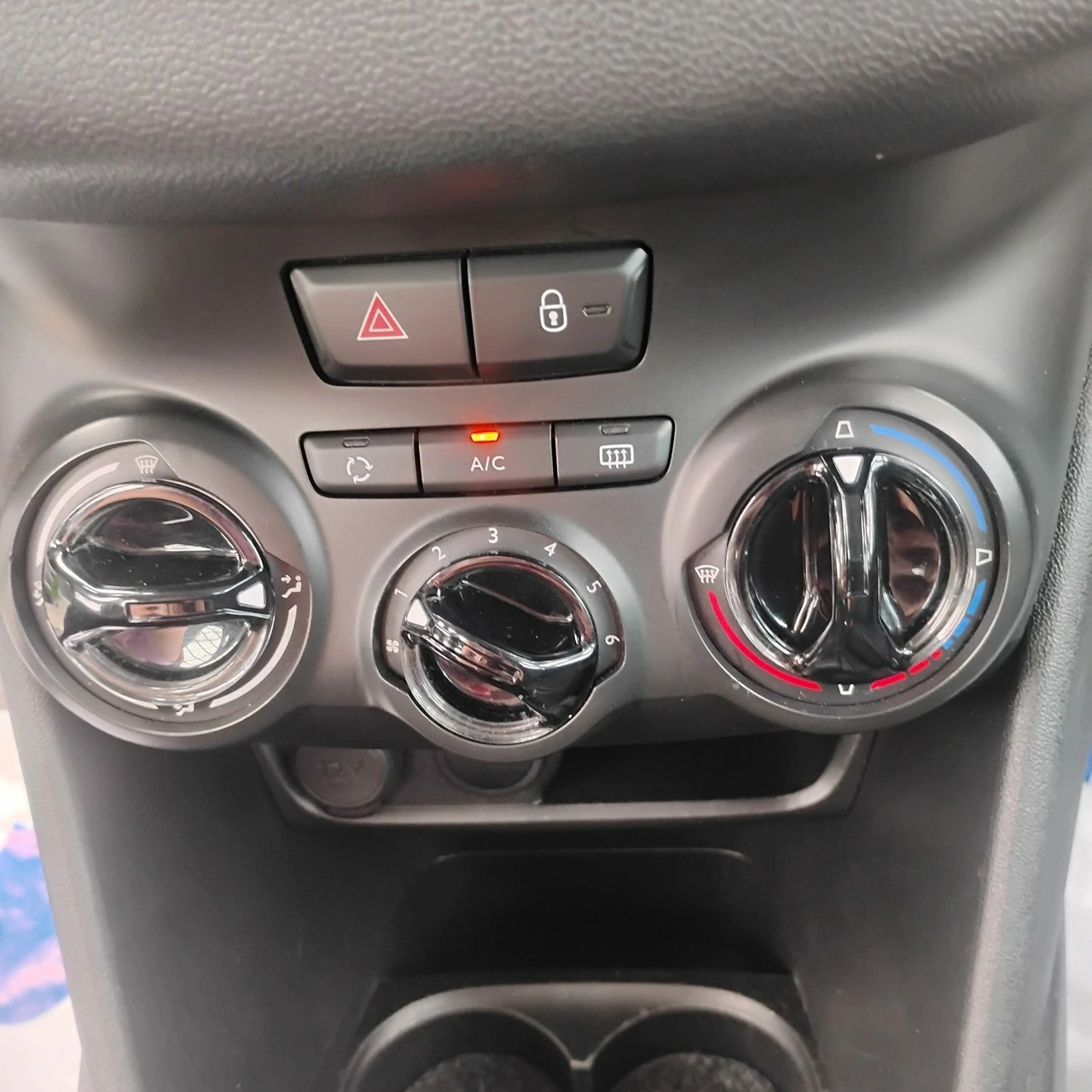 Peugeot 208 - Zdjęcie 11