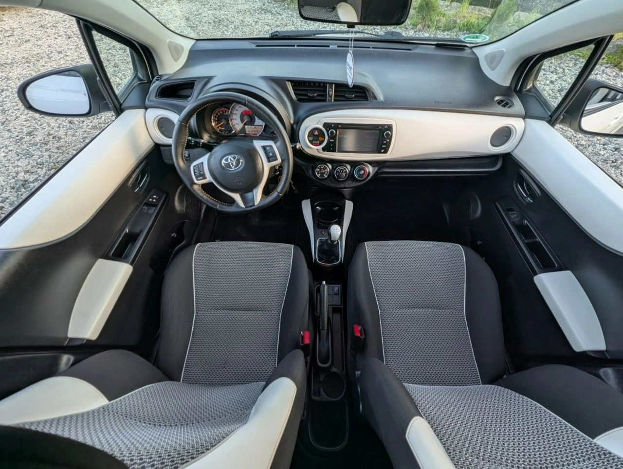 Toyota Yaris - Zdjęcie 12