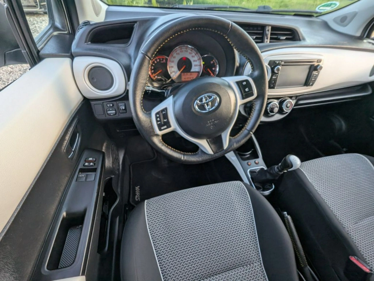 Toyota Yaris - Zdjęcie 13