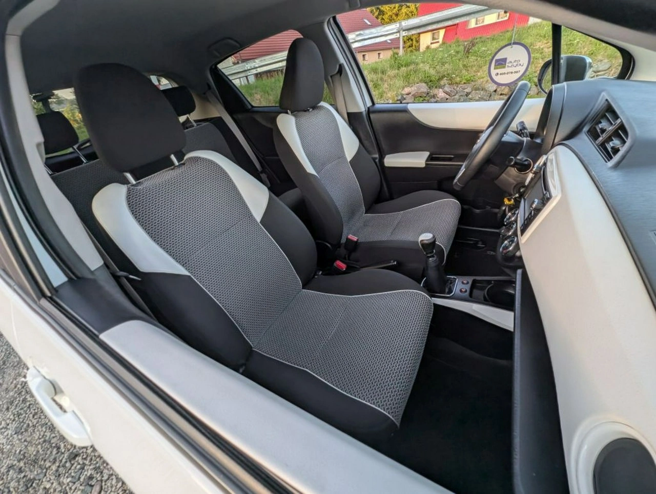 Toyota Yaris - Zdjęcie 4