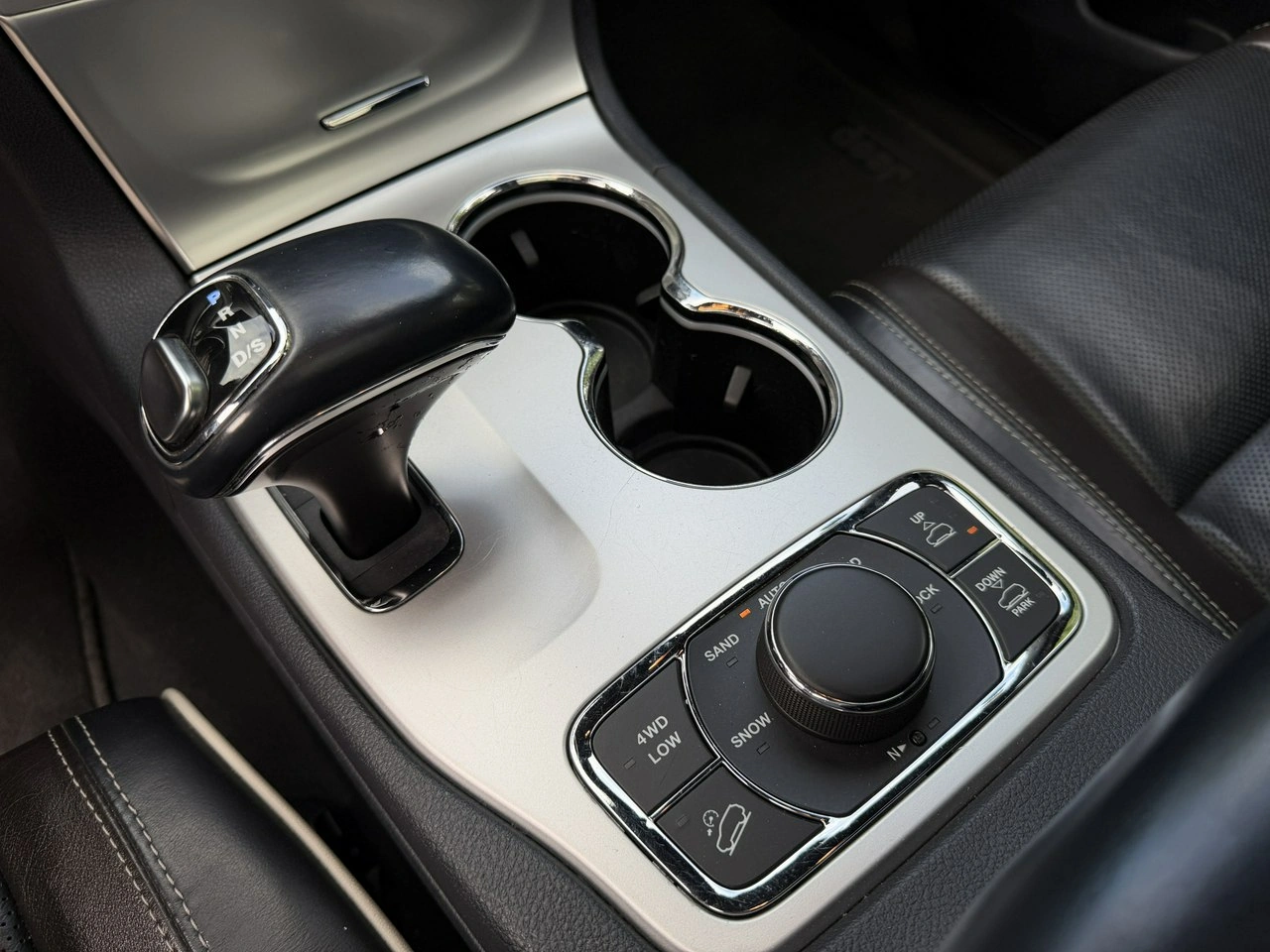 Jeep Grand Cherokee - Zdjęcie 24