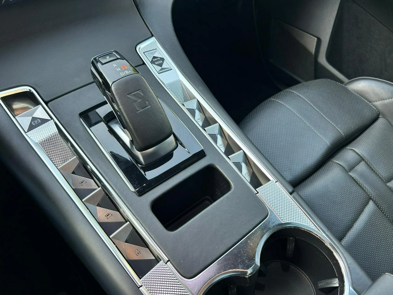 DS Automobiles DS 7 Crossback - Zdjęcie 38
