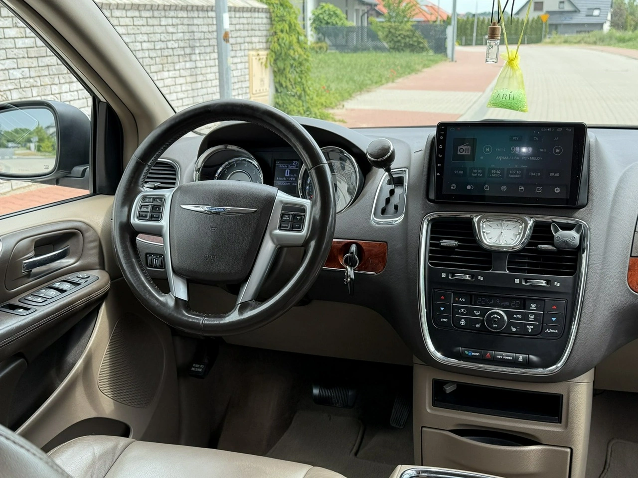 Chrysler Town & Country - Zdjęcie 9