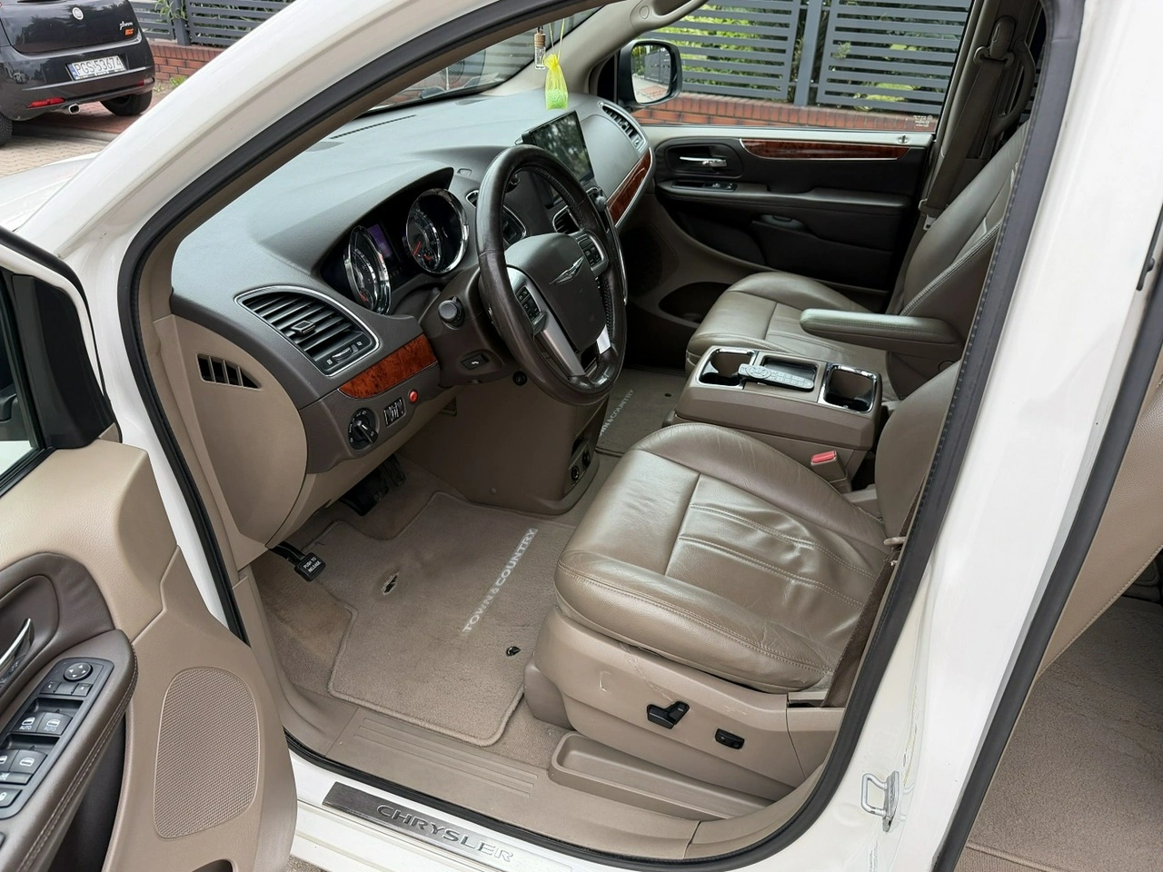 Chrysler Town & Country - Zdjęcie 15