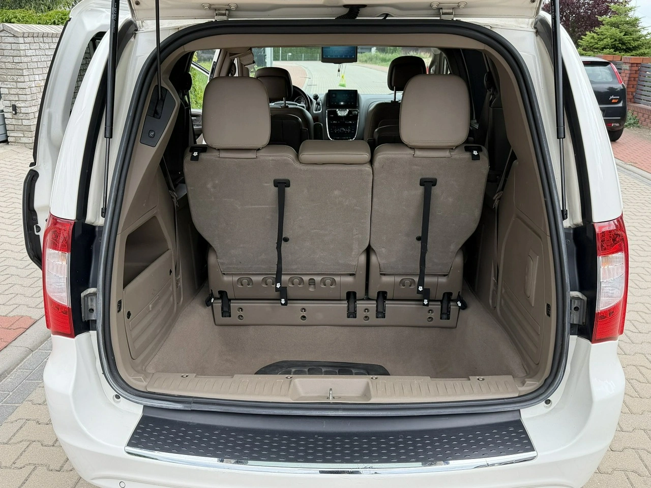 Chrysler Town & Country - Zdjęcie 16