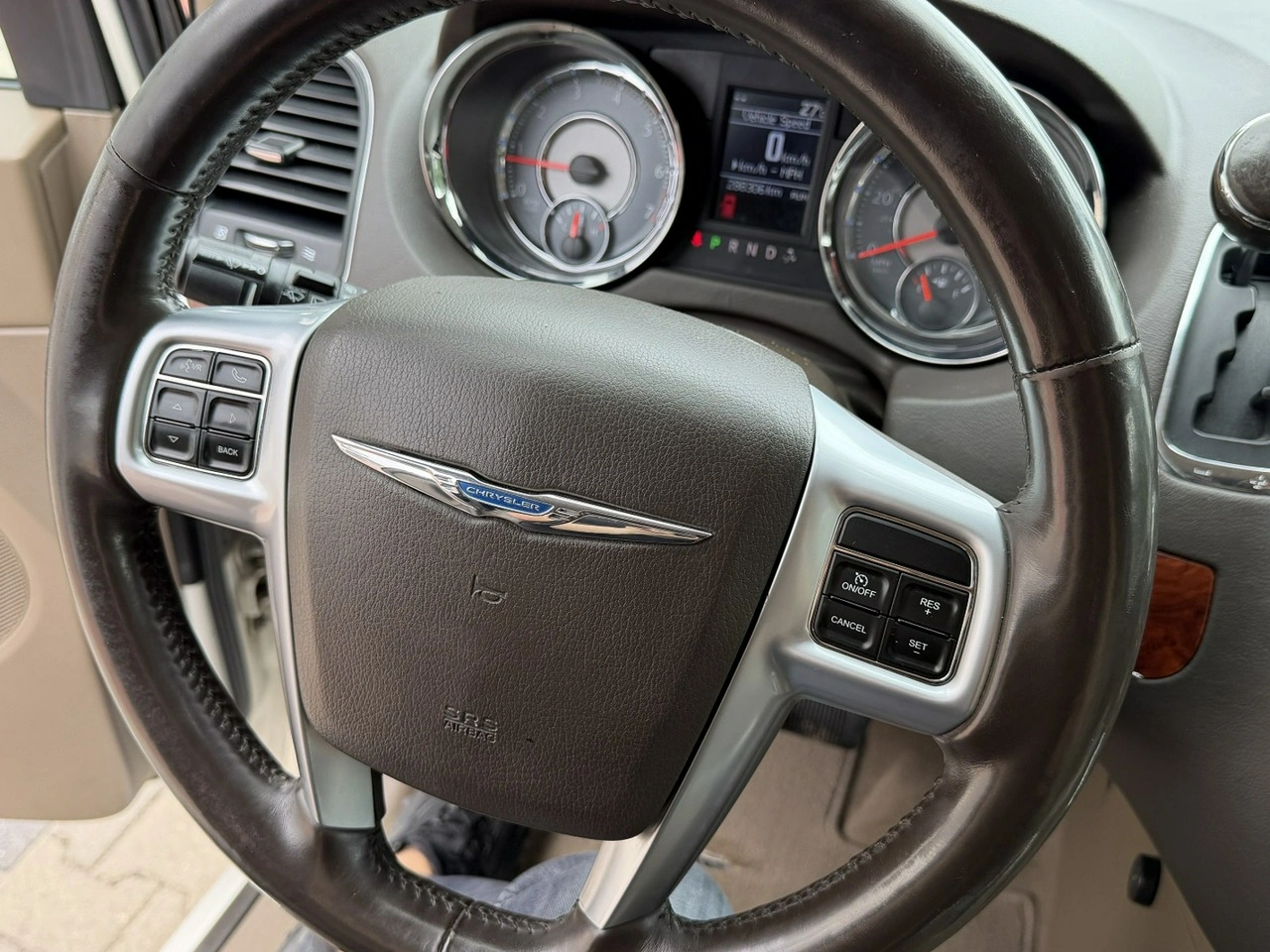 Chrysler Town & Country - Zdjęcie 17