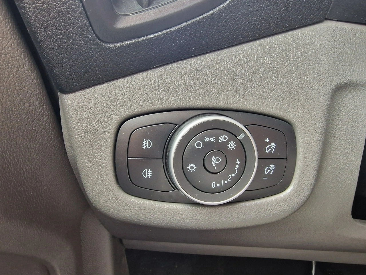 Ford Grand Tourneo Connect - Zdjęcie 35