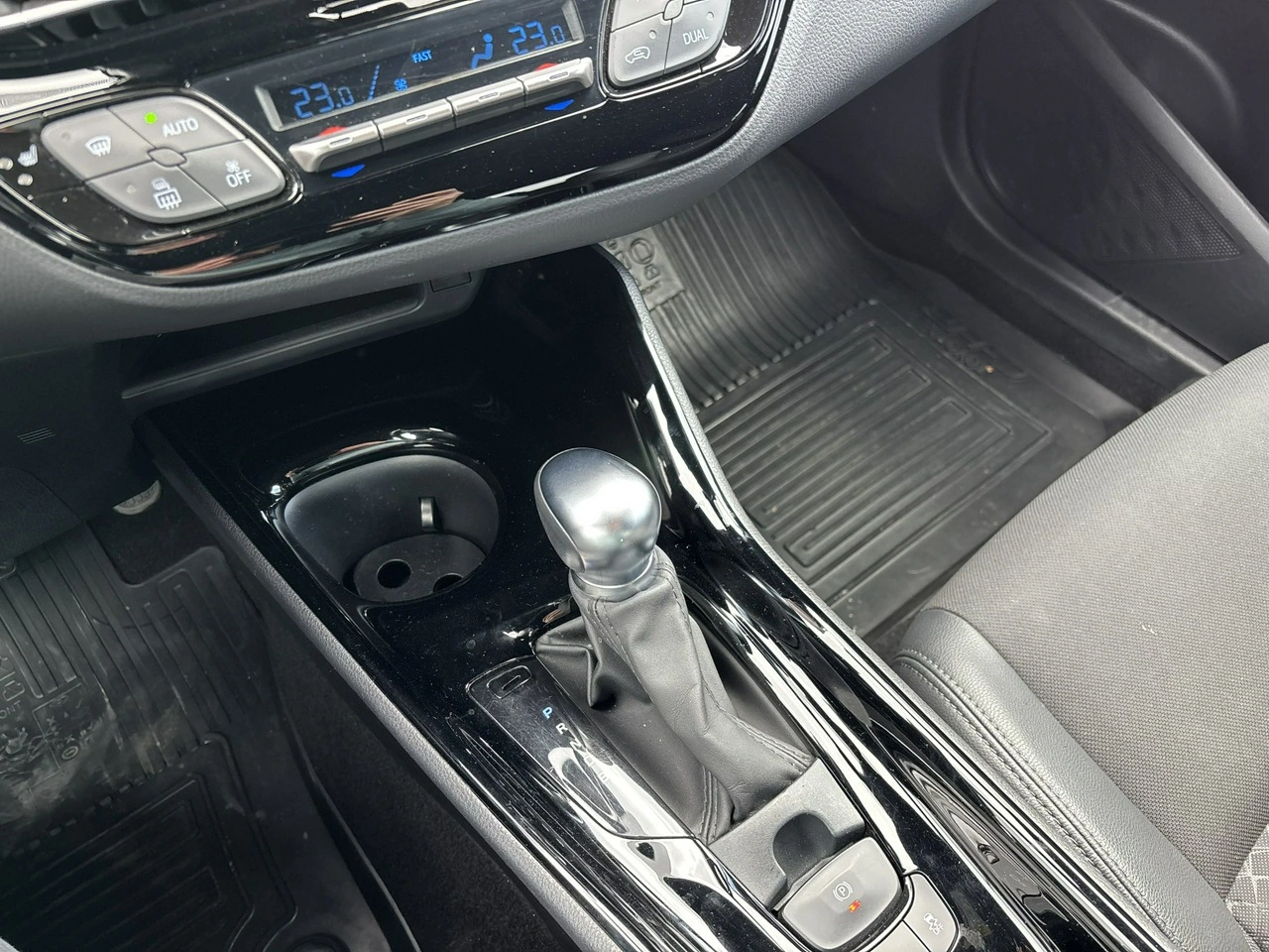 Toyota C-HR - Zdjęcie 24