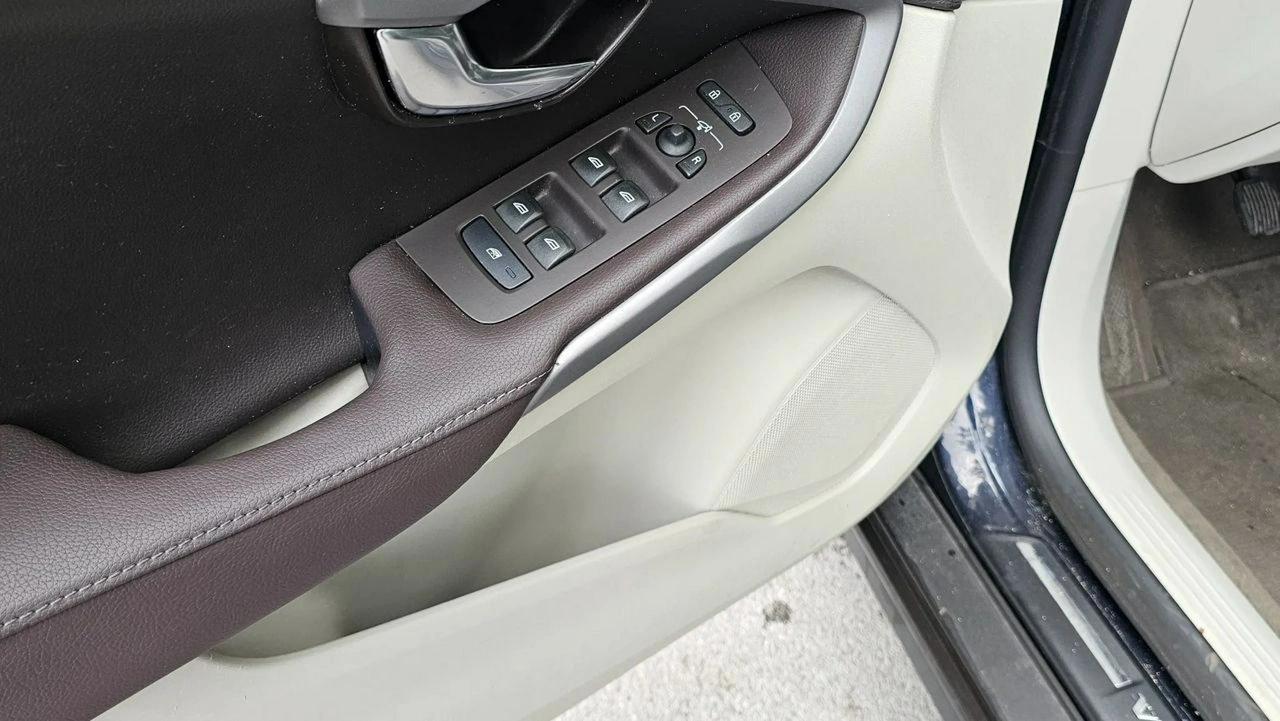 Volvo V40 Cross Country - Zdjęcie 38
