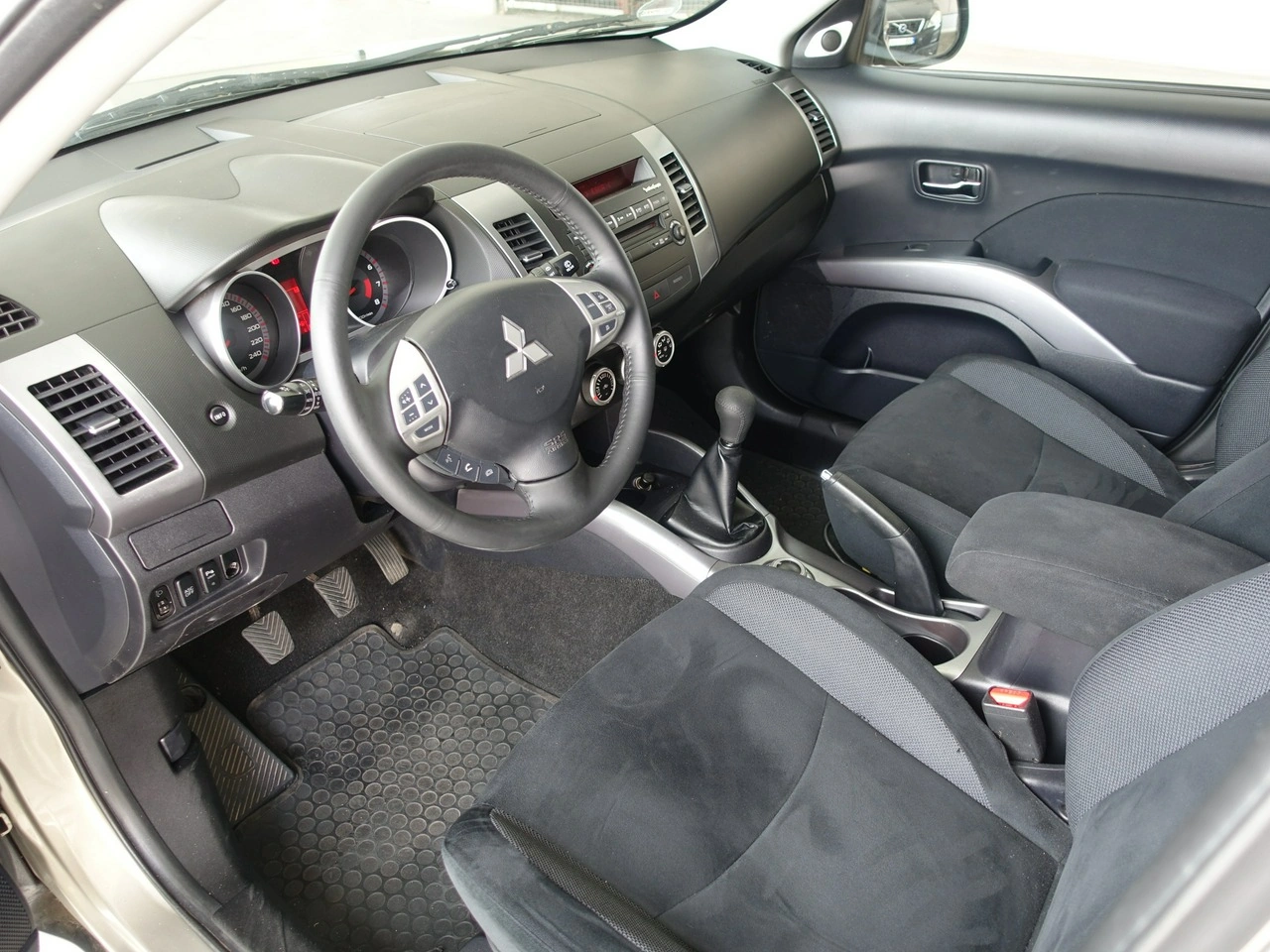 Mitsubishi Outlander - Zdjęcie 11