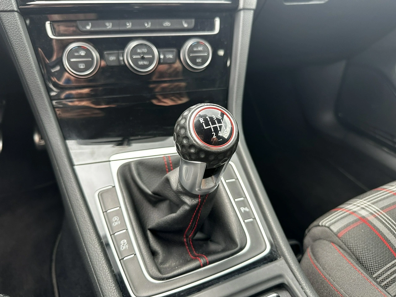 Volkswagen Golf - Zdjęcie 14