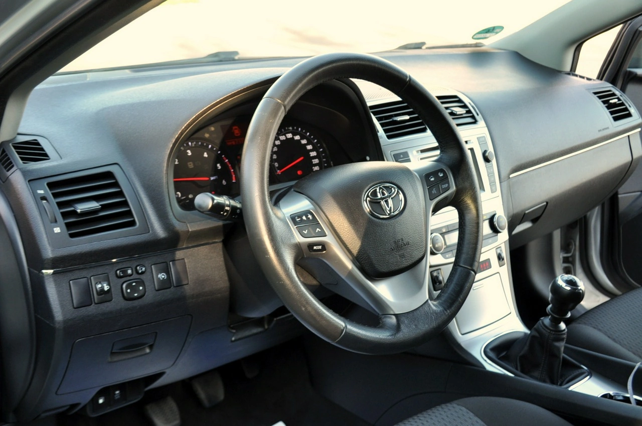 Toyota Avensis - Zdjęcie 21