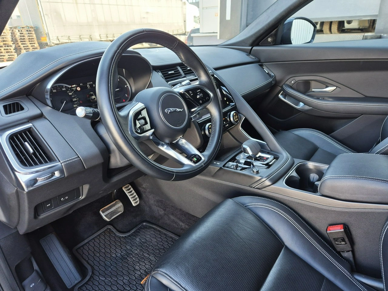 Jaguar E-Pace - Zdjęcie 14