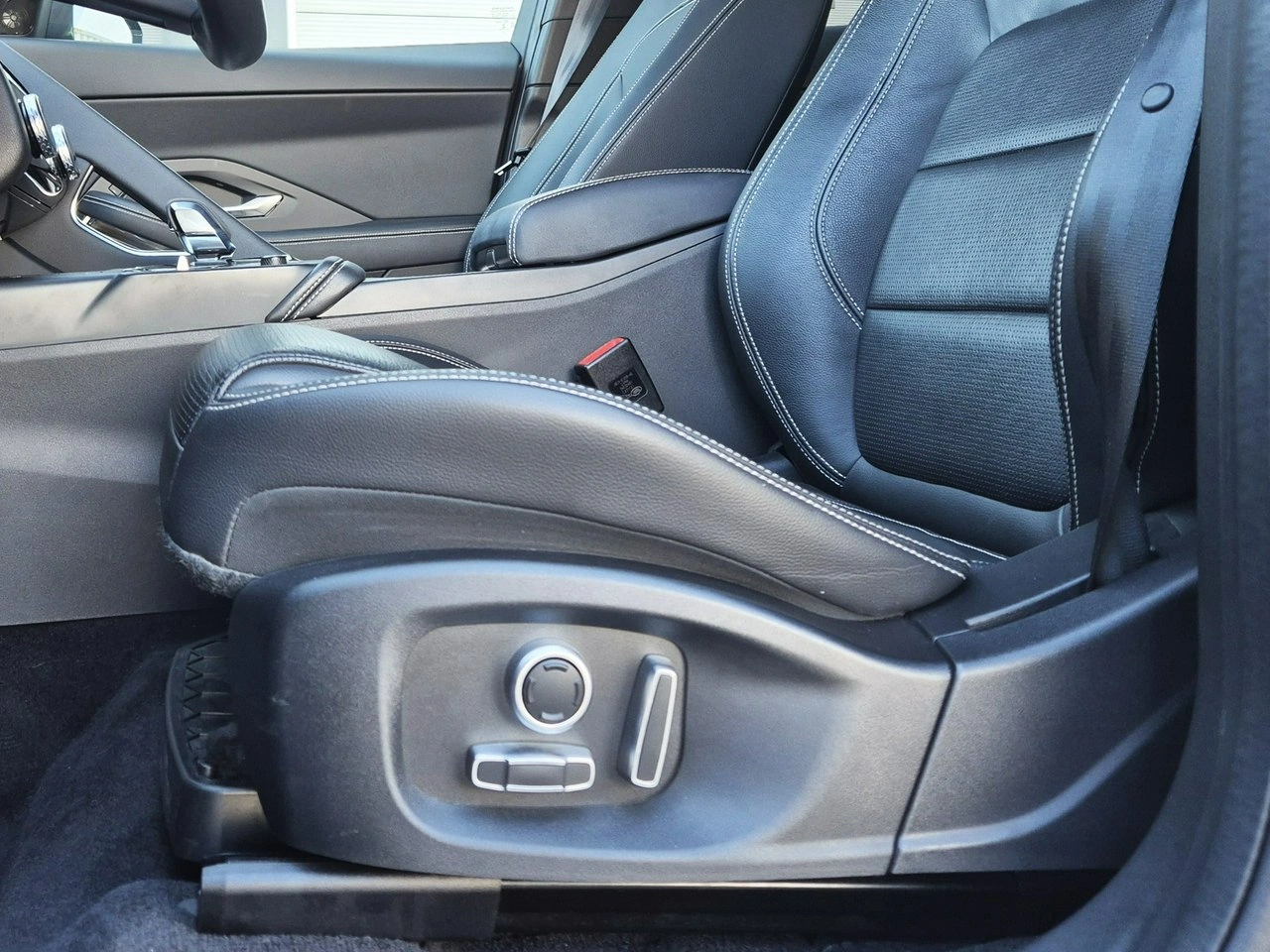 Jaguar E-Pace - Zdjęcie 16