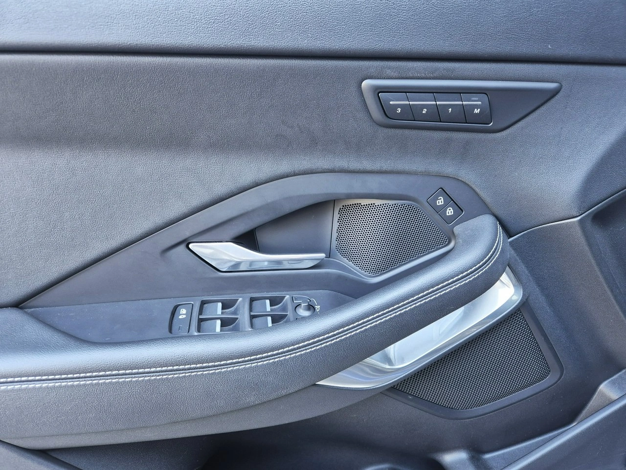 Jaguar E-Pace - Zdjęcie 17