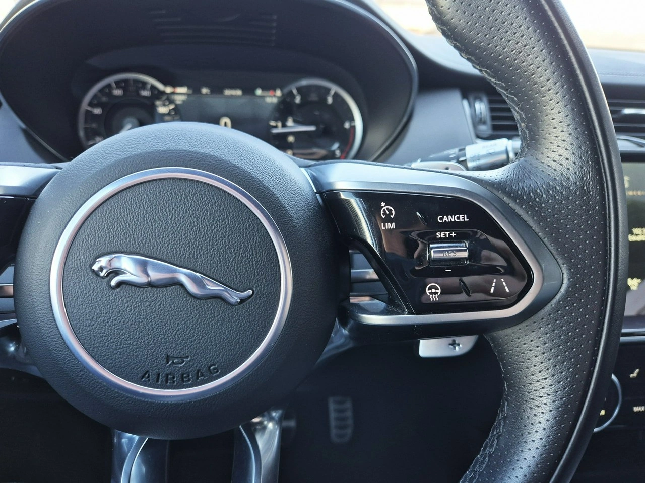 Jaguar E-Pace - Zdjęcie 27