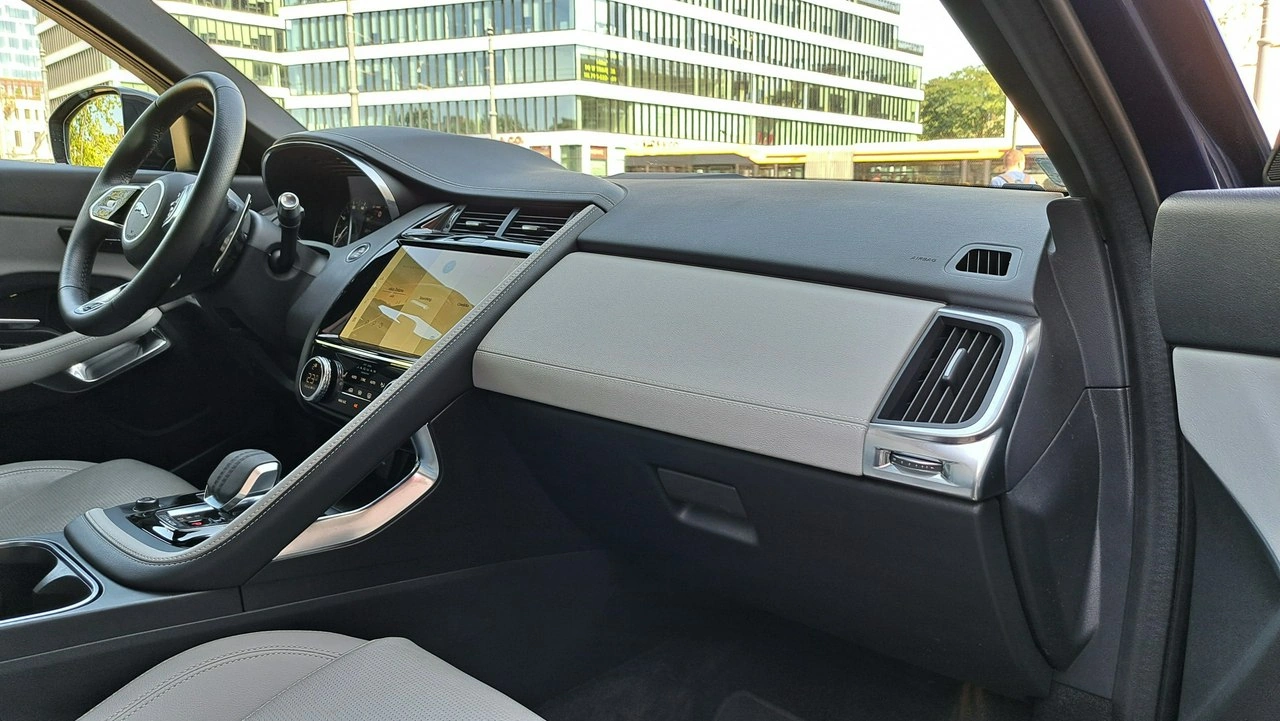 Jaguar E-Pace - Zdjęcie 16