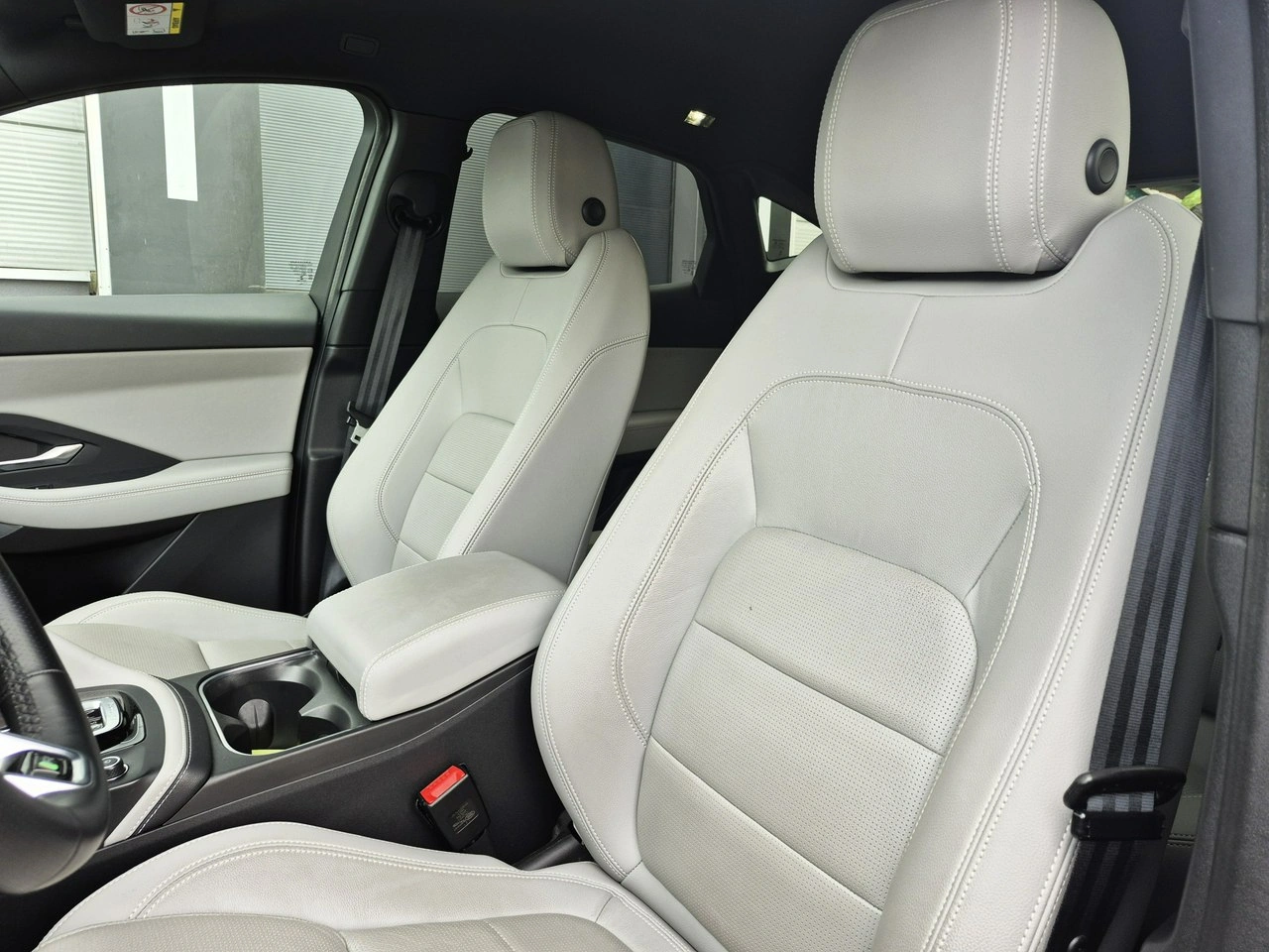 Jaguar E-Pace - Zdjęcie 18