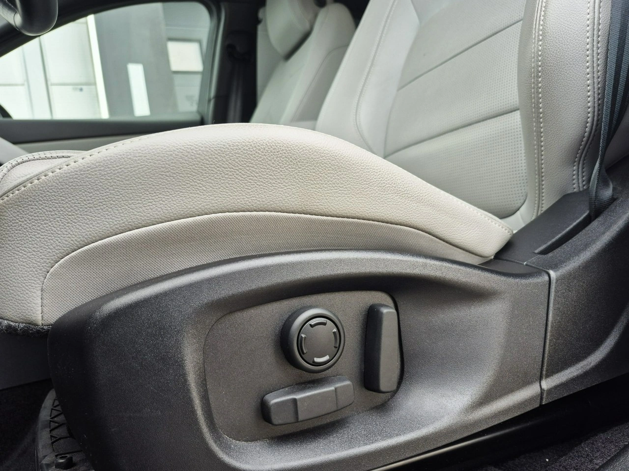 Jaguar E-Pace - Zdjęcie 19