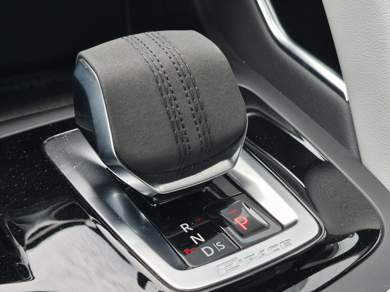 Jaguar E-Pace - Zdjęcie 33