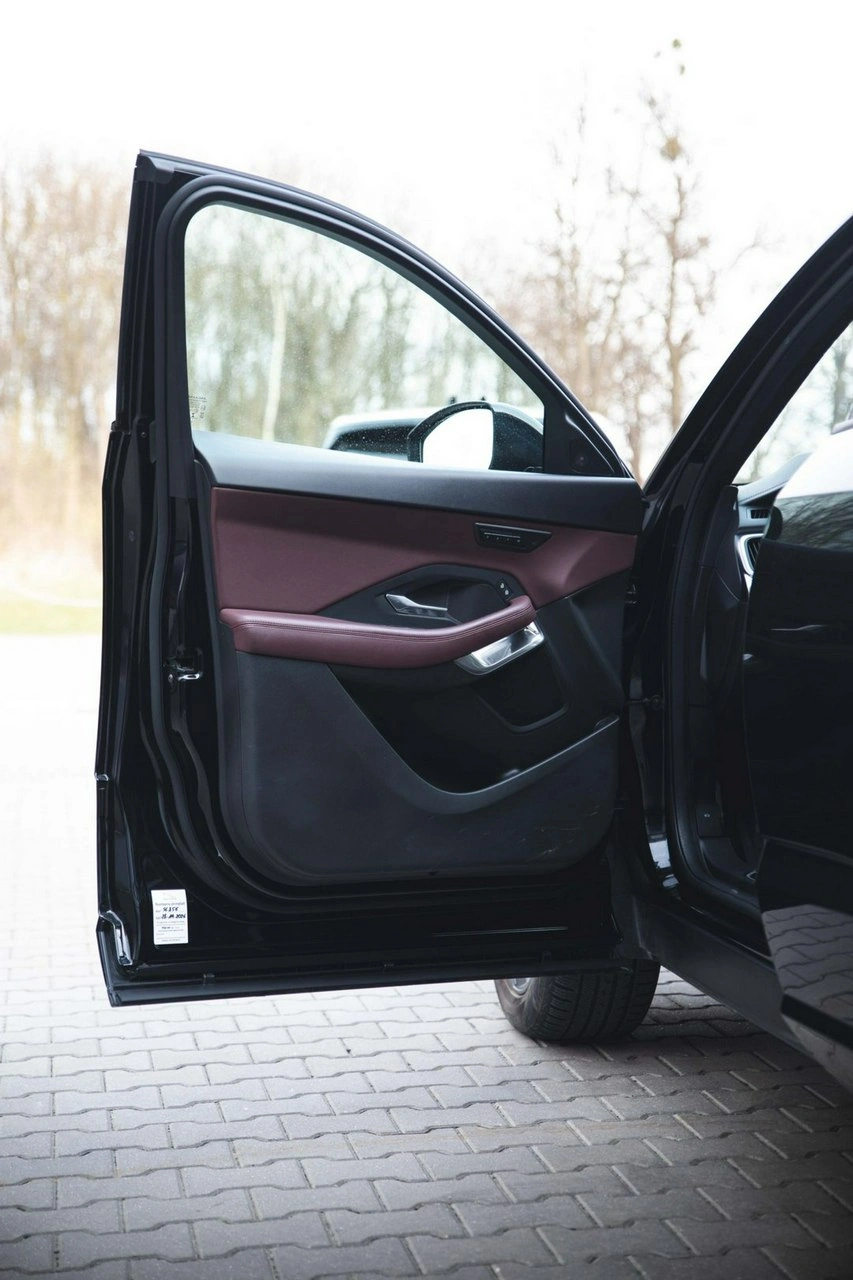 Jaguar E-Pace - Zdjęcie 11