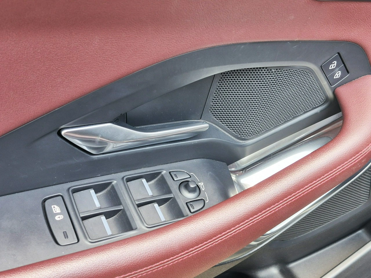 Jaguar E-Pace - Zdjęcie 13