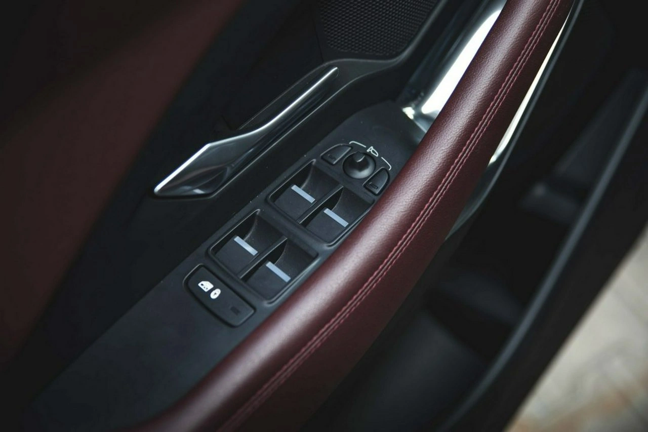 Jaguar E-Pace - Zdjęcie 17