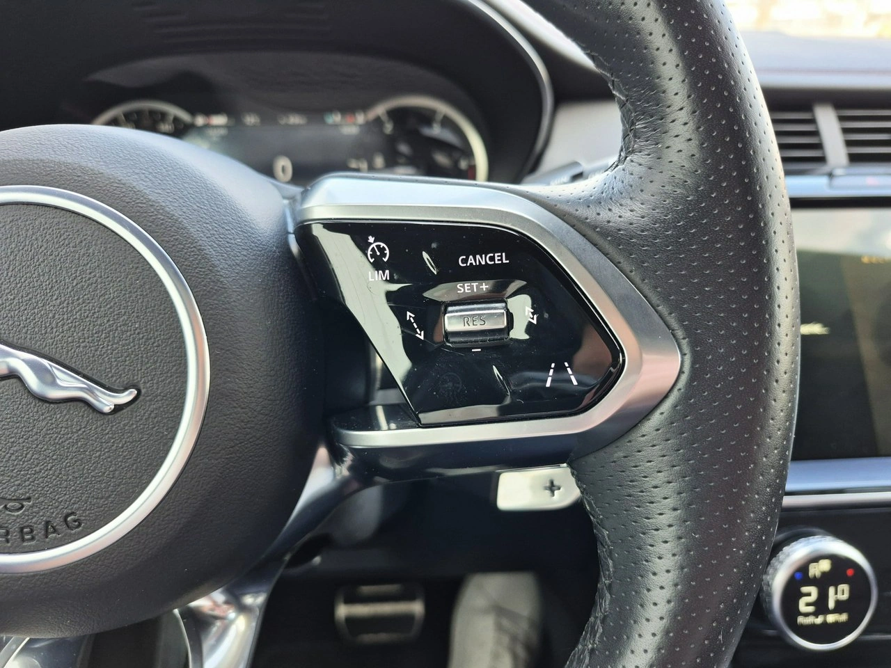 Jaguar E-Pace - Zdjęcie 28